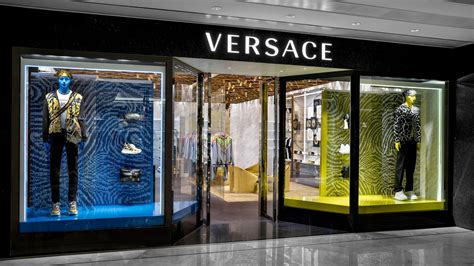 negozi versace jeans caserta|Versace a Caserta. Negozi e rivenditori Versace. .